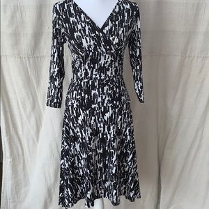 Black/White v-neck long sleeve TUMMY CONTROL dress